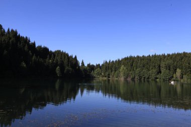 Karadeniz bölgesindeki Savsat Karagöl Tabiat Parkı'nın manzara görünümü, Artvin, Türkiye