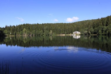 Karadeniz bölgesindeki Savsat Karagöl Tabiat Parkı'nın manzara görünümü, Artvin, Türkiye