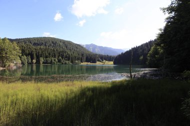 Karadeniz bölgesindeki Savsat Karagöl Tabiat Parkı'nın manzara görünümü, Artvin, Türkiye