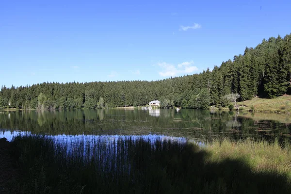 Karadeniz bölgesindeki Savsat Karagöl Tabiat Parkı'nın manzara görünümü, Artvin, Türkiye