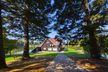 Bolu Gölcük Milli Parkı'nda orman içi ahşap göl evi, Bolu, Türkiye