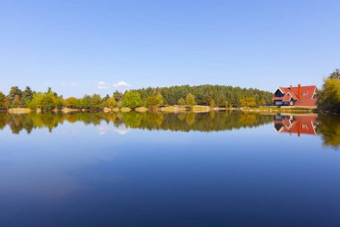Bolu Gölcük Milli Parkı'nda orman içi ahşap göl evi, Bolu, Türkiye