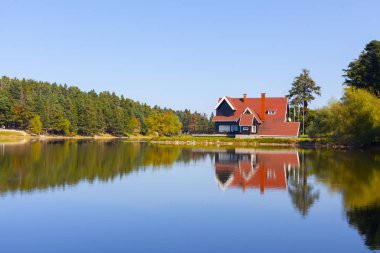 Bolu Gölcük Milli Parkı'nda orman içi ahşap göl evi, Bolu, Türkiye