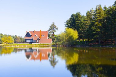 Bolu Gölcük Milli Parkı'nda orman içi ahşap göl evi, Bolu, Türkiye