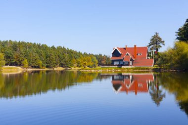 Bolu Gölcük Milli Parkı'nda orman içi ahşap göl evi, Bolu, Türkiye