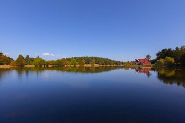 Bolu Gölcük Milli Parkı'nda orman içi ahşap göl evi, Bolu, Türkiye