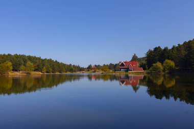 Bolu Gölcük Milli Parkı'nda orman içi ahşap göl evi, Bolu, Türkiye