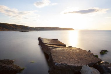 Durusu Gölü'nün (Terkos Gölü) sakin sularının gün doğumunda, terk edilmiş birkaç tekneyle muhteşem bir manzarası ön plandadır. Durusu Gölü, İstanbul'a yakın en güzel göllerden biridir..