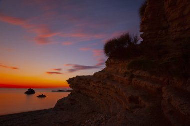 Durusu Gölü'nün (Terkos Gölü) sakin sularının gün doğumunda, terk edilmiş birkaç tekneyle muhteşem bir manzarası ön plandadır. Durusu Gölü, İstanbul'a yakın en güzel göllerden biridir..