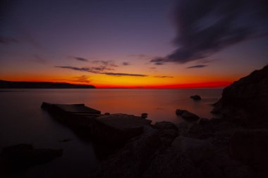 Durusu Gölü'nün (Terkos Gölü) sakin sularının gün doğumunda, terk edilmiş birkaç tekneyle muhteşem bir manzarası ön plandadır. Durusu Gölü, İstanbul'a yakın en güzel göllerden biridir..