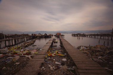 Sekapark, İzmit, Kocaeli. Deniz kıyısındaki güzel doğal park. Türkiye 'de gün batımı deniz manzarası.