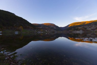 Cubuk gölündeki değirmenin görünümü, Türkiye, Bolu, Kükük Köyü.