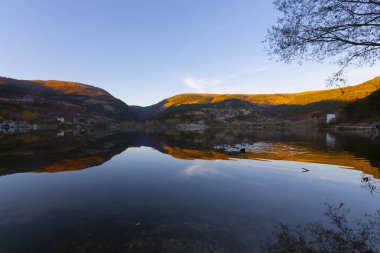 Cubuk gölündeki değirmenin görünümü, Türkiye, Bolu, Kükük Köyü.