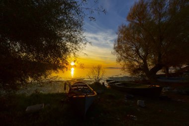 Gölyazı'daki Uluabat Gölü'nde balıkçılar tekneden göle balık ağı atıyor