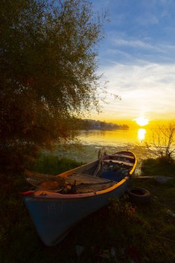 Gölyazı'daki Uluabat Gölü'nde balıkçılar tekneden göle balık ağı atıyor