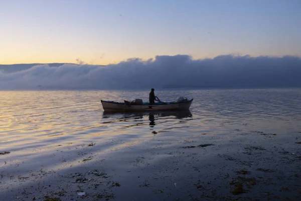 Pescadores Está Jogando Rede Pesca Para Lago Barco Uluabat Lake — Fotografia de Stock
