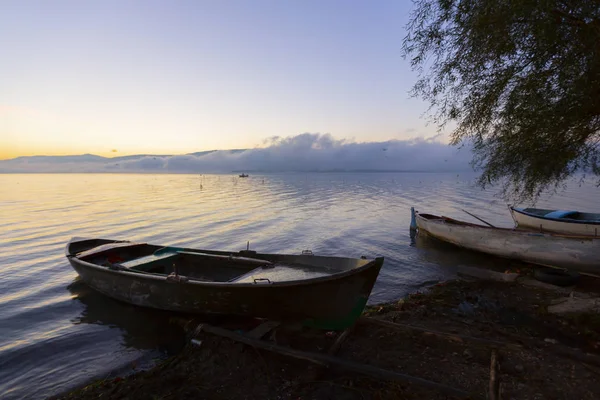 Rybacy Rzucają Siatkę Połowową Jeziora Łodzi Uluabat Lake Golyazi — Zdjęcie stockowe