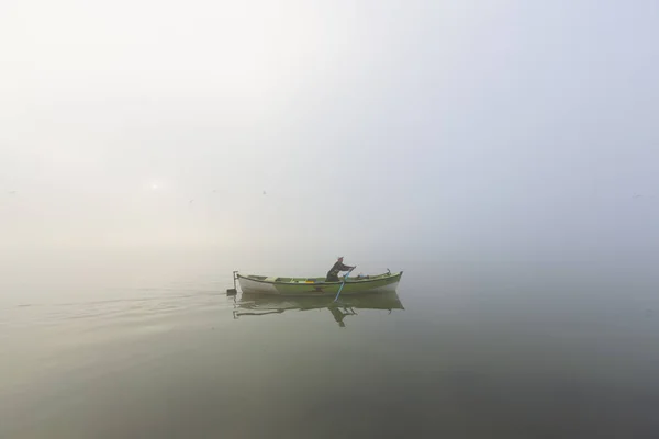 Pêcheurs Lance Filet Pêche Lac Bateau Dans Lac Uluabat Golyazi — Photo