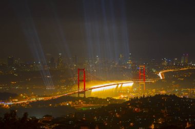 Türkiye Cumhuriyeti Günü kutlamaları sırasında İstanbul Boğazı üzerinde havai fişekler