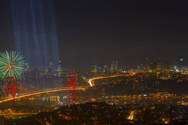 Türkiye Cumhuriyeti Günü kutlamaları sırasında İstanbul Boğazı üzerinde havai fişekler