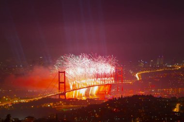 Türkiye Cumhuriyeti Günü kutlamaları sırasında İstanbul Boğazı üzerinde havai fişekler