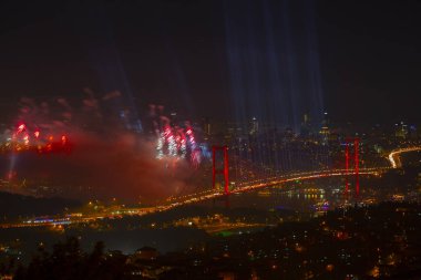 Türkiye Cumhuriyeti Günü kutlamaları sırasında İstanbul Boğazı üzerinde havai fişekler
