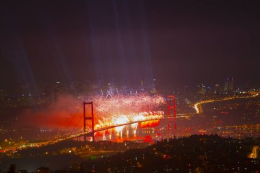 Türkiye Cumhuriyeti Günü kutlamaları sırasında İstanbul Boğazı üzerinde havai fişekler