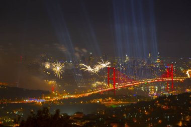 Türkiye Cumhuriyeti Günü kutlamaları sırasında İstanbul Boğazı üzerinde havai fişekler