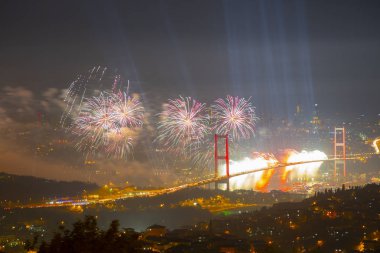 Türkiye Cumhuriyeti Günü kutlamaları sırasında İstanbul Boğazı üzerinde havai fişekler