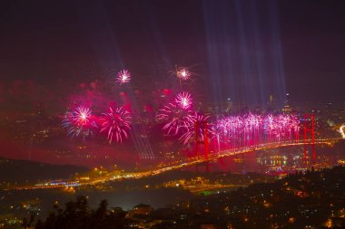 Türkiye Cumhuriyeti Günü kutlamaları sırasında İstanbul Boğazı üzerinde havai fişekler