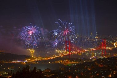 Türkiye Cumhuriyeti Günü kutlamaları sırasında İstanbul Boğazı üzerinde havai fişekler