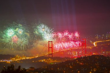 Türkiye Cumhuriyeti Günü kutlamaları sırasında İstanbul Boğazı üzerinde havai fişekler