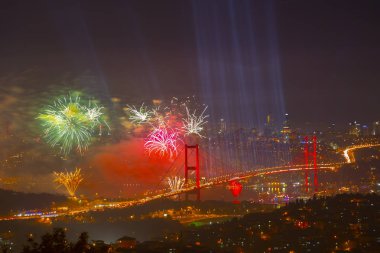 Türkiye Cumhuriyeti Günü kutlamaları sırasında İstanbul Boğazı üzerinde havai fişekler
