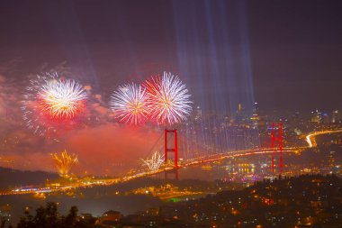 Türkiye Cumhuriyeti Günü kutlamaları sırasında İstanbul Boğazı üzerinde havai fişekler