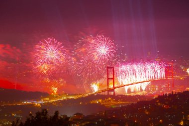 Türkiye Cumhuriyeti Günü kutlamaları sırasında İstanbul Boğazı üzerinde havai fişekler