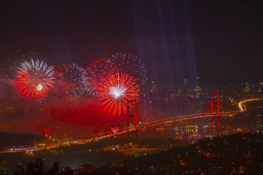 Türkiye Cumhuriyeti Günü kutlamaları sırasında İstanbul Boğazı üzerinde havai fişekler