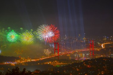 Türkiye Cumhuriyeti Günü kutlamaları sırasında İstanbul Boğazı üzerinde havai fişekler