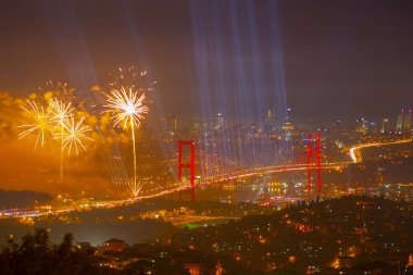Türkiye Cumhuriyeti Günü kutlamaları sırasında İstanbul Boğazı üzerinde havai fişekler