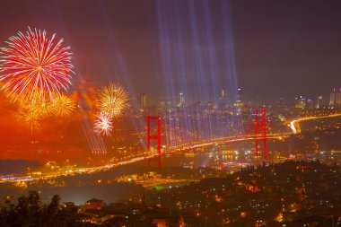 Türkiye Cumhuriyeti Günü kutlamaları sırasında İstanbul Boğazı üzerinde havai fişekler
