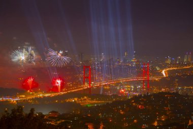 Türkiye Cumhuriyeti Günü kutlamaları sırasında İstanbul Boğazı üzerinde havai fişekler