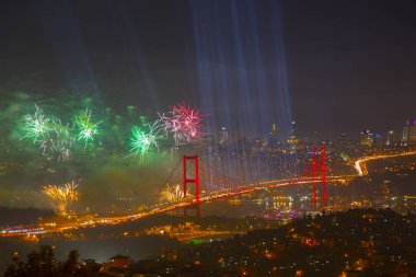 Türkiye Cumhuriyeti Günü kutlamaları sırasında İstanbul Boğazı üzerinde havai fişekler