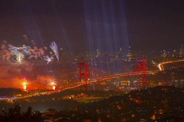 Türkiye Cumhuriyeti Günü kutlamaları sırasında İstanbul Boğazı üzerinde havai fişekler