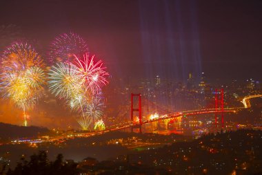 Türkiye Cumhuriyeti Günü kutlamaları sırasında İstanbul Boğazı üzerinde havai fişekler