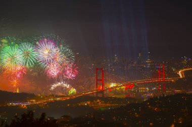 Türkiye Cumhuriyeti Günü kutlamaları sırasında İstanbul Boğazı üzerinde havai fişekler