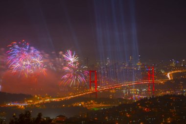 Türkiye Cumhuriyeti Günü kutlamaları sırasında İstanbul Boğazı üzerinde havai fişekler