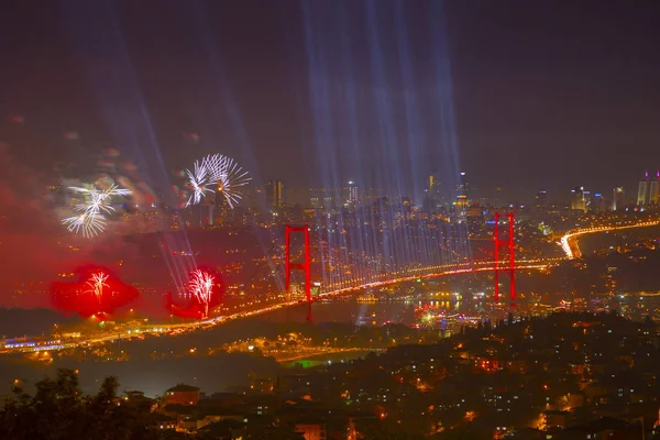 Türkiye Cumhuriyeti Günü kutlamaları sırasında İstanbul Boğazı üzerinde havai fişekler