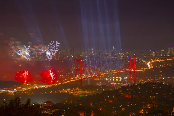 Türkiye Cumhuriyeti Günü kutlamaları sırasında İstanbul Boğazı üzerinde havai fişekler