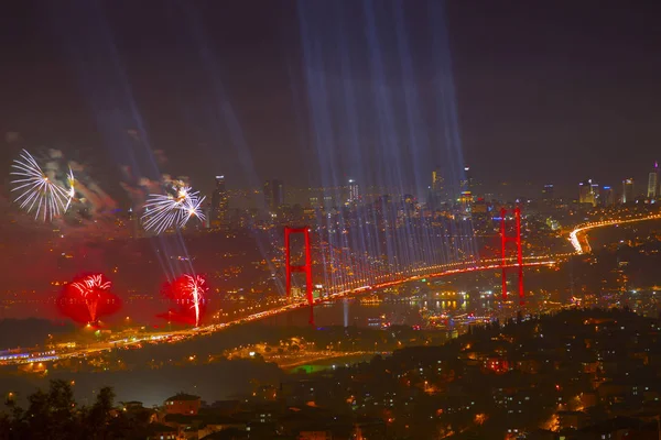 Türkiye Cumhuriyeti Günü kutlamaları sırasında İstanbul Boğazı üzerinde havai fişekler