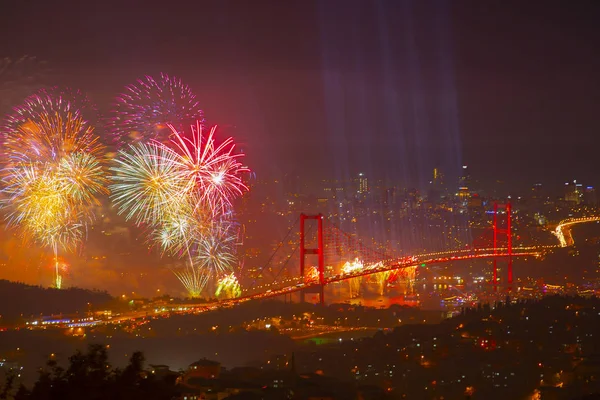 Türkiye Cumhuriyeti Günü kutlamaları sırasında İstanbul Boğazı üzerinde havai fişekler
