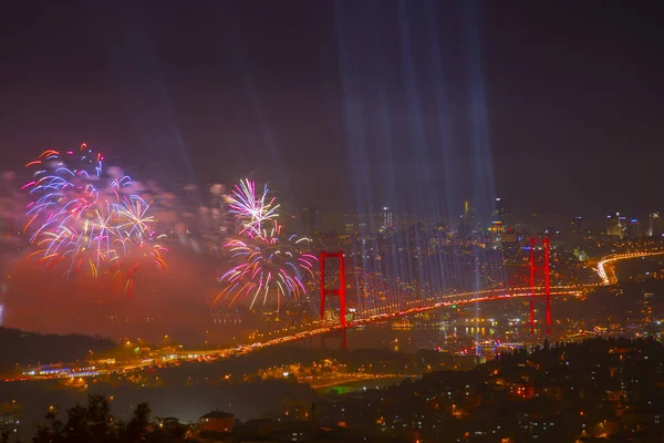 Türkiye Cumhuriyeti Günü kutlamaları sırasında İstanbul Boğazı üzerinde havai fişekler